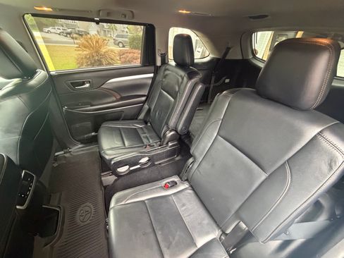 Used 2017 Toyota Highlander XLE image 25