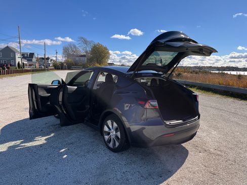 Used 2024 Tesla Model Y Long Range image 12