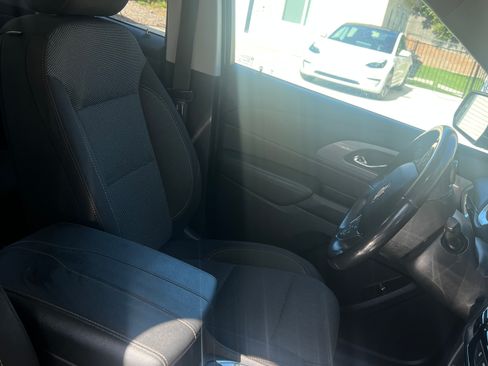 Used 2018 Chevrolet Traverse LT image 9