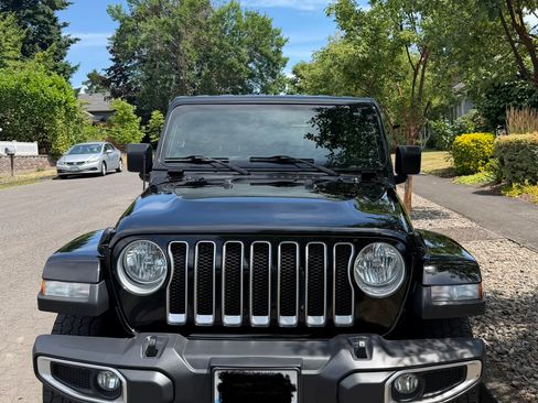 Used 2018 Jeep Wrangler Unlimited Sahara AWD/4WD image 4
