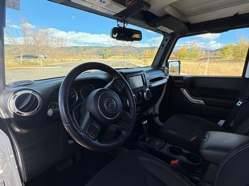 Used 2015 Jeep Wrangler Unlimited Sahara image 12