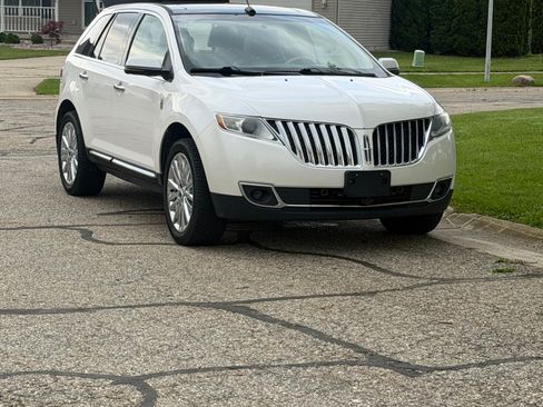 Used 2013 Lincoln MKX AWD image 2