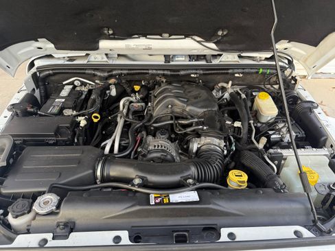 Used 2016 Jeep Wrangler Unlimited Sahara w/ Dual Top Group image 16