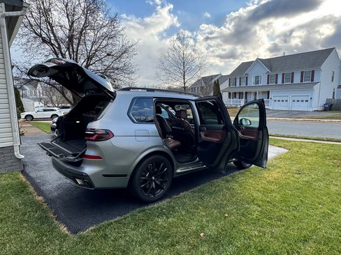 Used 2023 BMW X7 xDrive40i w/ M Sport Package image 10