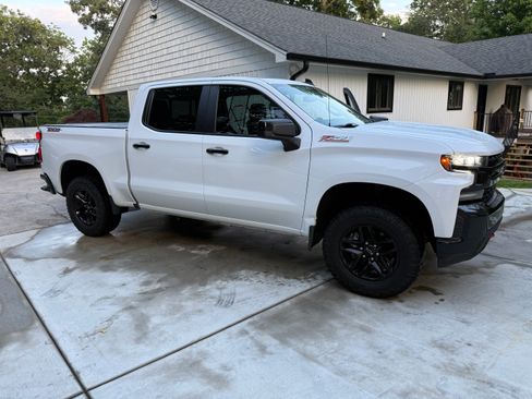 Used 2021 Chevrolet Silverado 1500 LT Trail Boss w/ Convenience Package II AWD/4WD image 2