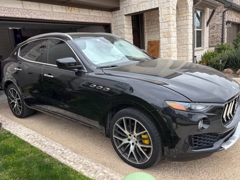Used 2017 Maserati Levante w/ Luxury Package image 11