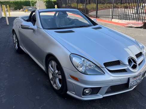 Used 2011 Mercedes-Benz SLK 300 image 2