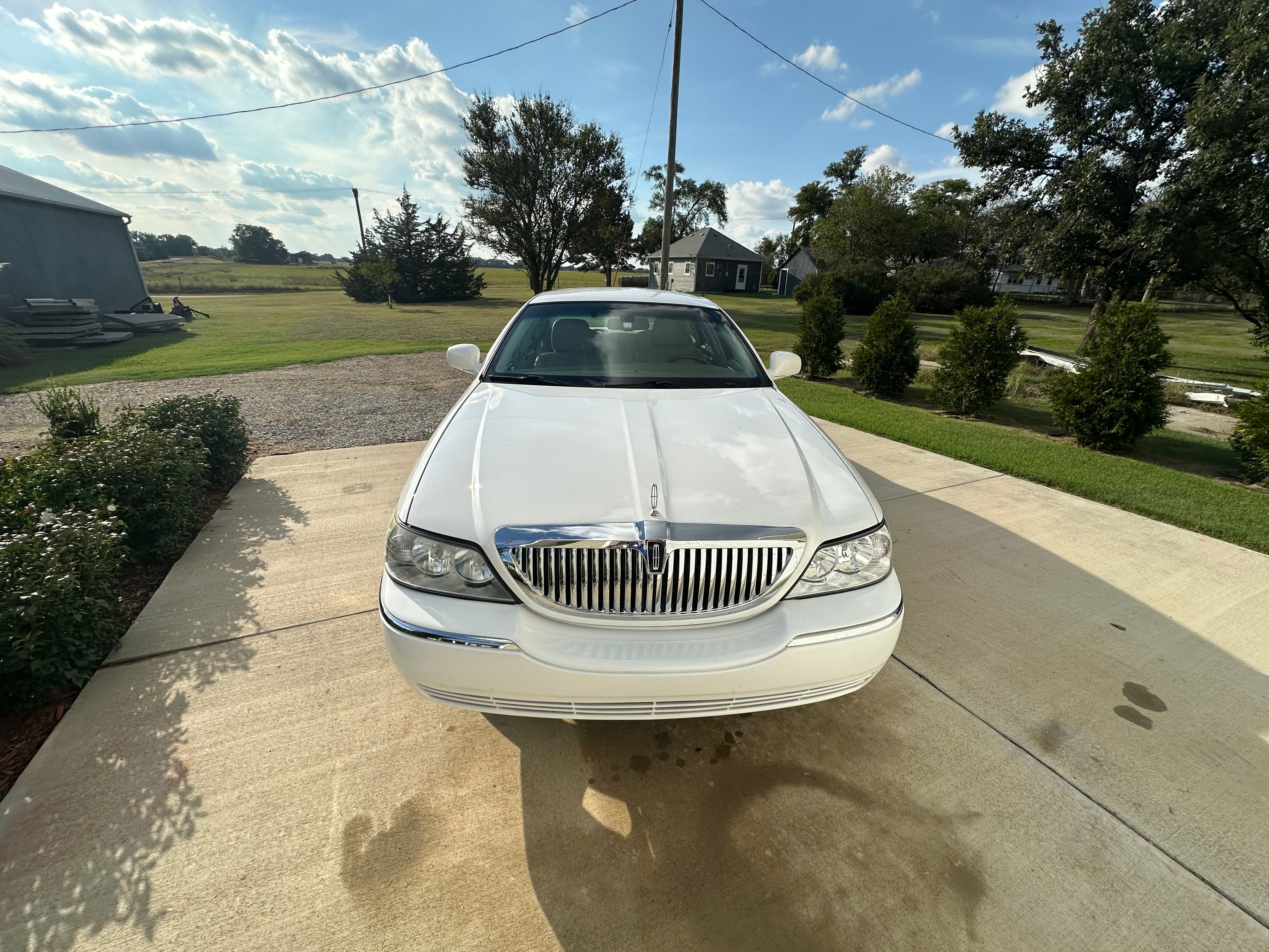 Used 2011 Lincoln Town Car Signature Limited RWD image 6