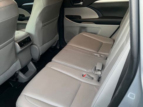 Used 2015 Toyota Highlander XLE FWD image 9