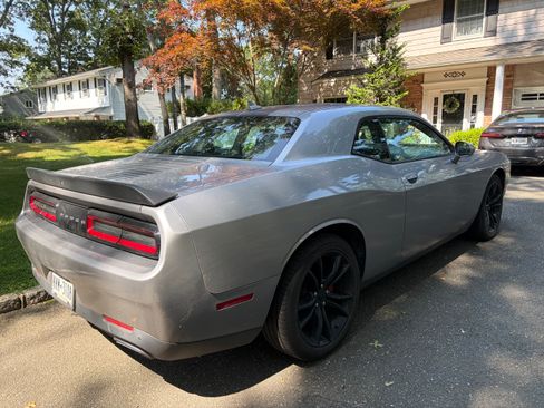Used 2016 Dodge Challenger SXT Plus RWD image 8