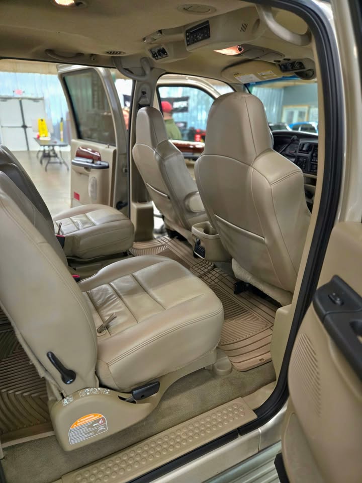 Used 2005 Ford Excursion Limited AWD/4WD image 12