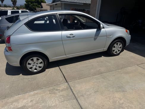 Used 2010 Hyundai Accent GS w/ Premium Pkg 3 FWD image 1