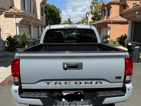 Used 2019 Toyota Tacoma TRD Off-Road w/ TRD Premium Off Road Package image 2