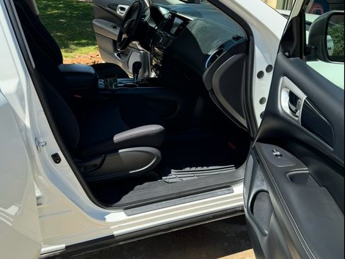 Used 2019 Nissan Pathfinder SV image 9