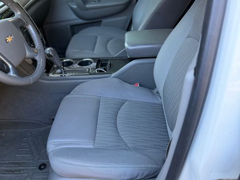 Used 2014 Chevrolet Traverse LT image 8