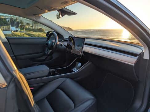 Used 2018 Tesla Model 3 Long Range image 12