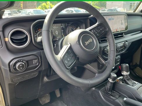 Used 2025 Jeep Gladiator Sport AWD/4WD image 6
