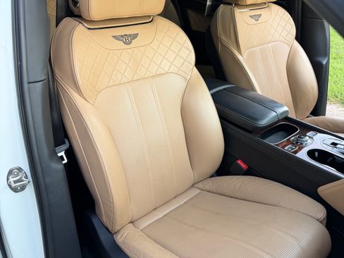 Used 2017 Bentley Bentayga AWD/4WD image 32