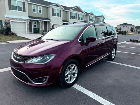 Used 2017 Chrysler Pacifica Touring-L Plus w/ Tire & Wheel Group image 6