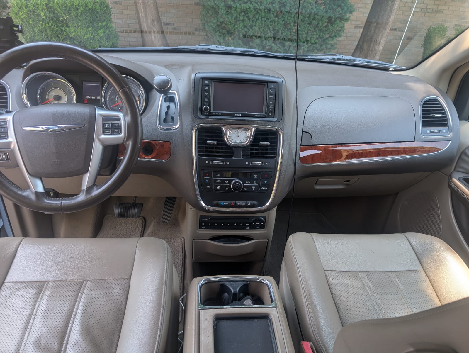 Used 2013 Chrysler Town & Country Touring-L w/ Entertainment Group #2 FWD image 9