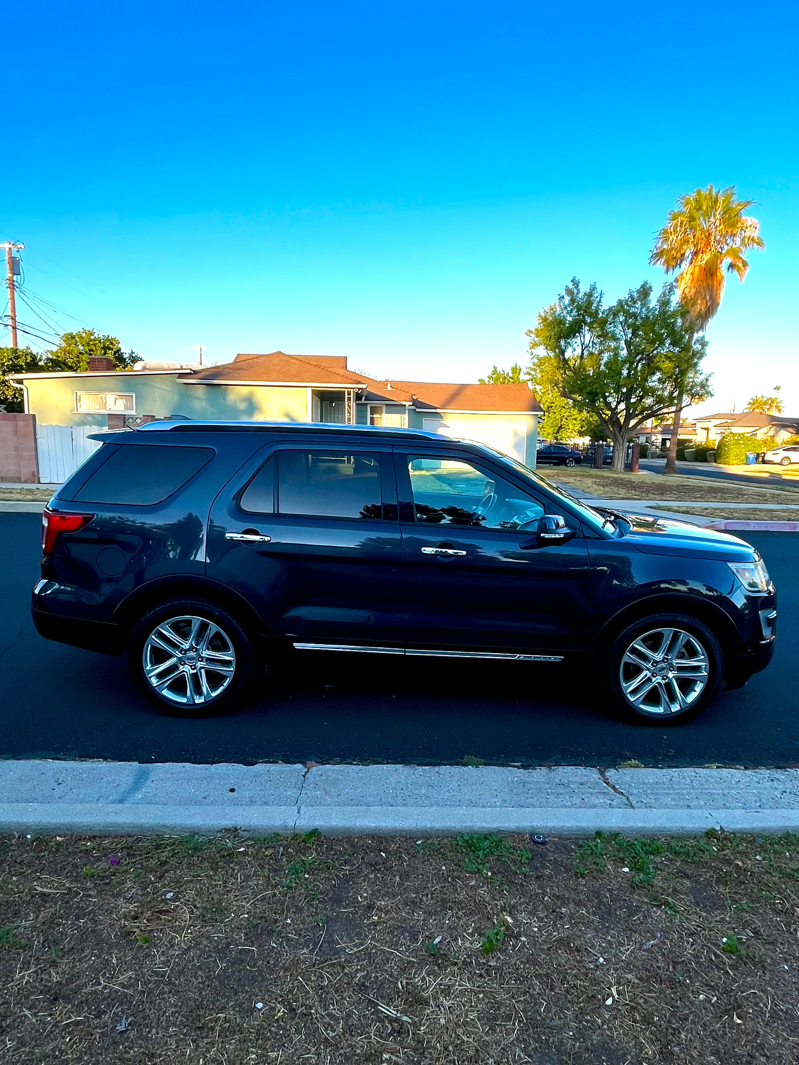 Used 2017 Ford Explorer Limited w/ Equipment Group 301A FWD image 10