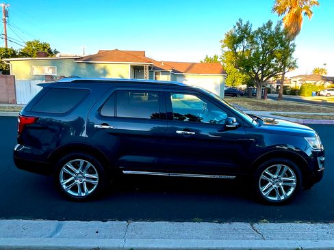 Used 2017 Ford Explorer Limited w/ Equipment Group 301A FWD image 10