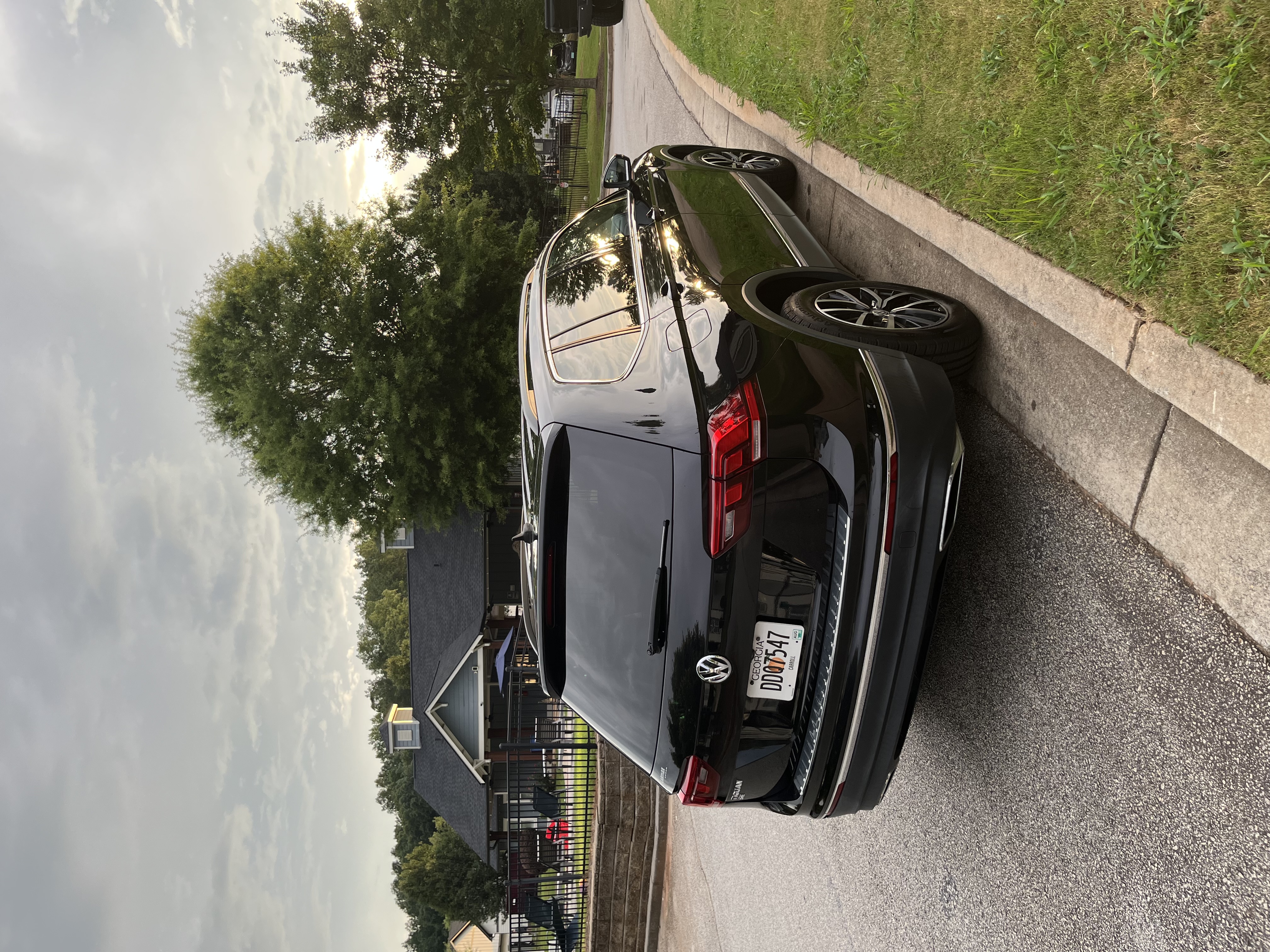 Used 2021 Volkswagen Tiguan SE FWD image 4
