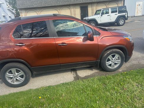 Used 2019 Chevrolet Trax LT w/ LT Convenience Package image 2