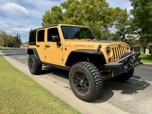 Used 2013 Jeep Wrangler Unlimited Rubicon w/ Connectivity Group AWD/4WD image 7