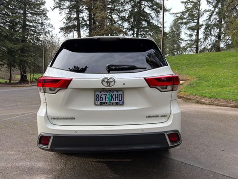 Used 2019 Toyota Highlander Limited Platinum image 10