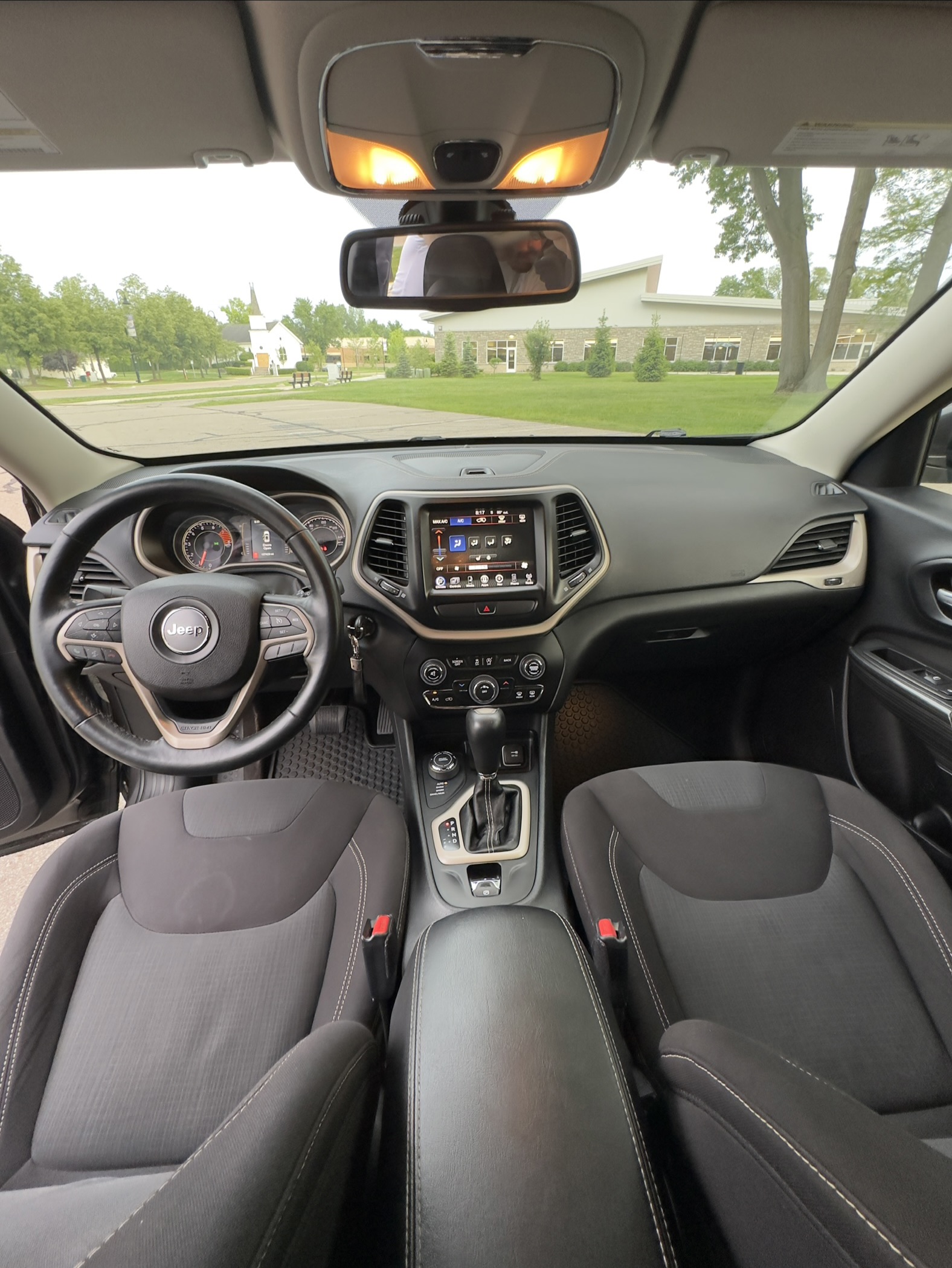 Used 2016 Jeep Cherokee Latitude w/ Cold Weather Group AWD/4WD image 8