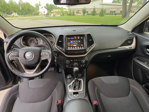 Used 2016 Jeep Cherokee Latitude w/ Cold Weather Group AWD/4WD image 8