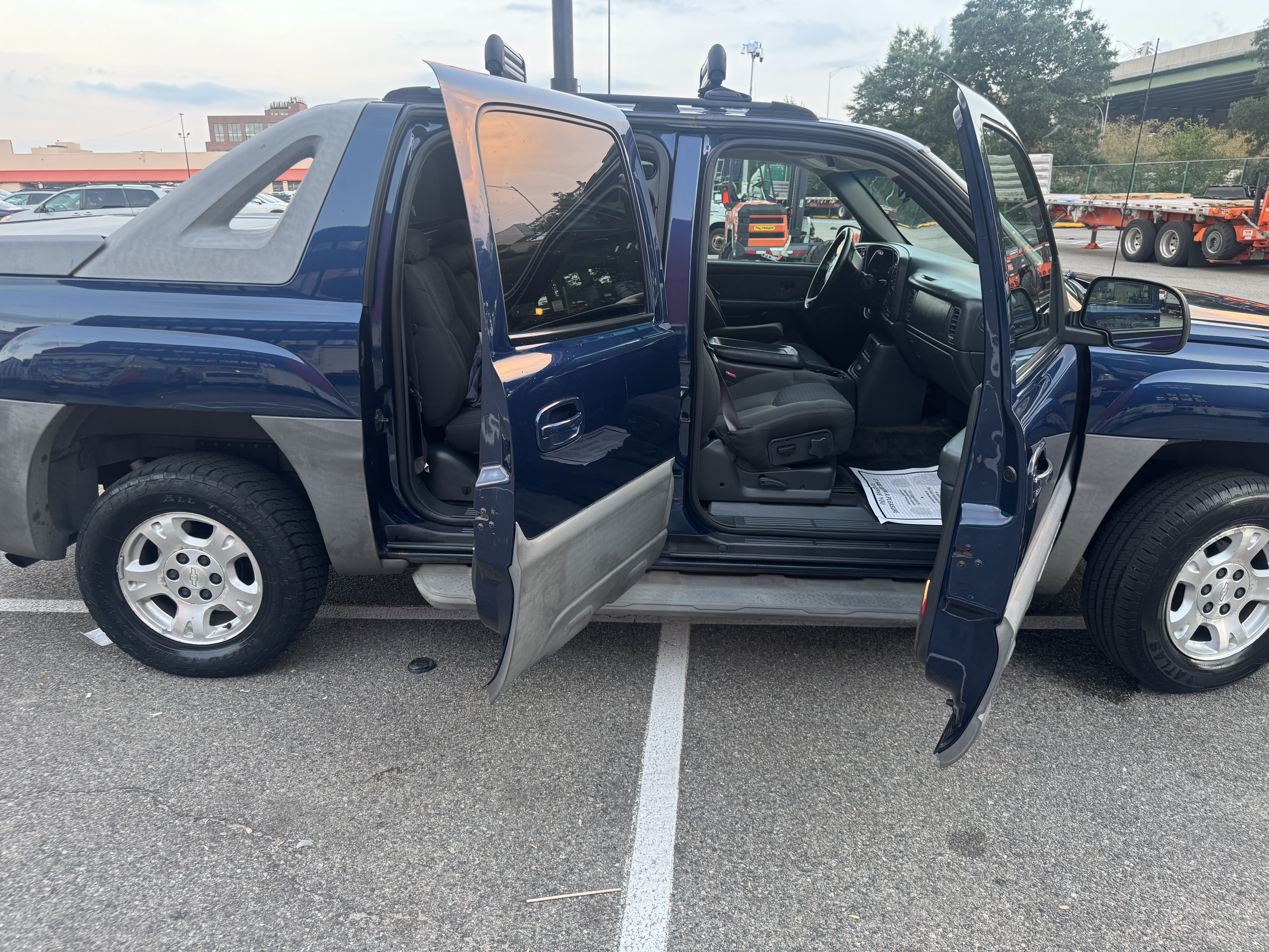 Used 2002 Chevrolet Avalanche 4x4 w/ Off-Road Suspension Pkg image 8
