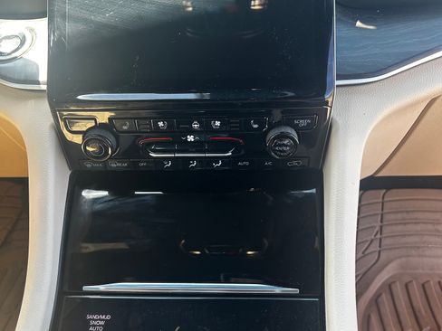 Used 2024 Jeep Grand Cherokee Limited w/ Luxury Tech Group II AWD/4WD image 8