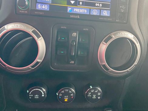 Used 2017 Jeep Wrangler Unlimited Rubicon w/ Connectivity Group image 8