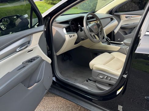 Used 2017 Cadillac XT5 Luxury w/ Driver Awareness Package image 6