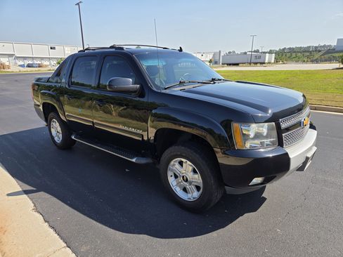 Used 2013 Chevrolet Avalanche LT w/ Suspension Package, Off-Road AWD/4WD image 6