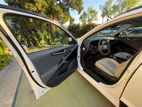 Used 2023 Kia Niro EX Touring image 21