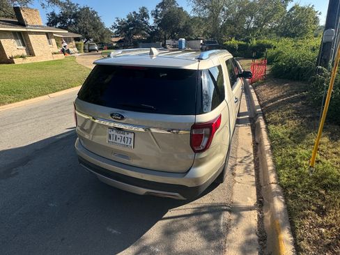 Used 2017 Ford Explorer Limited image 2