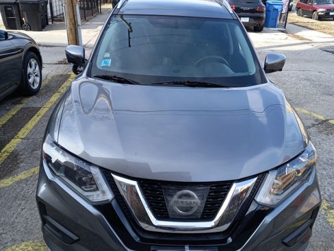 Used 2017 Nissan Rogue SV w/ SV Premium Package image 2