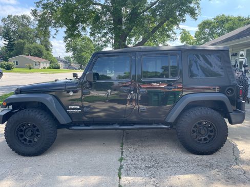 Used 2017 Jeep Wrangler Unlimited Sport w/ Quick Order Package 24S AWD/4WD image 2