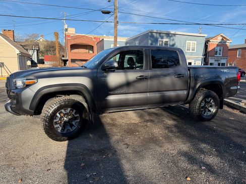 Used 2017 Toyota Tacoma TRD Off-Road w/ Tow Package (A/T) image 5