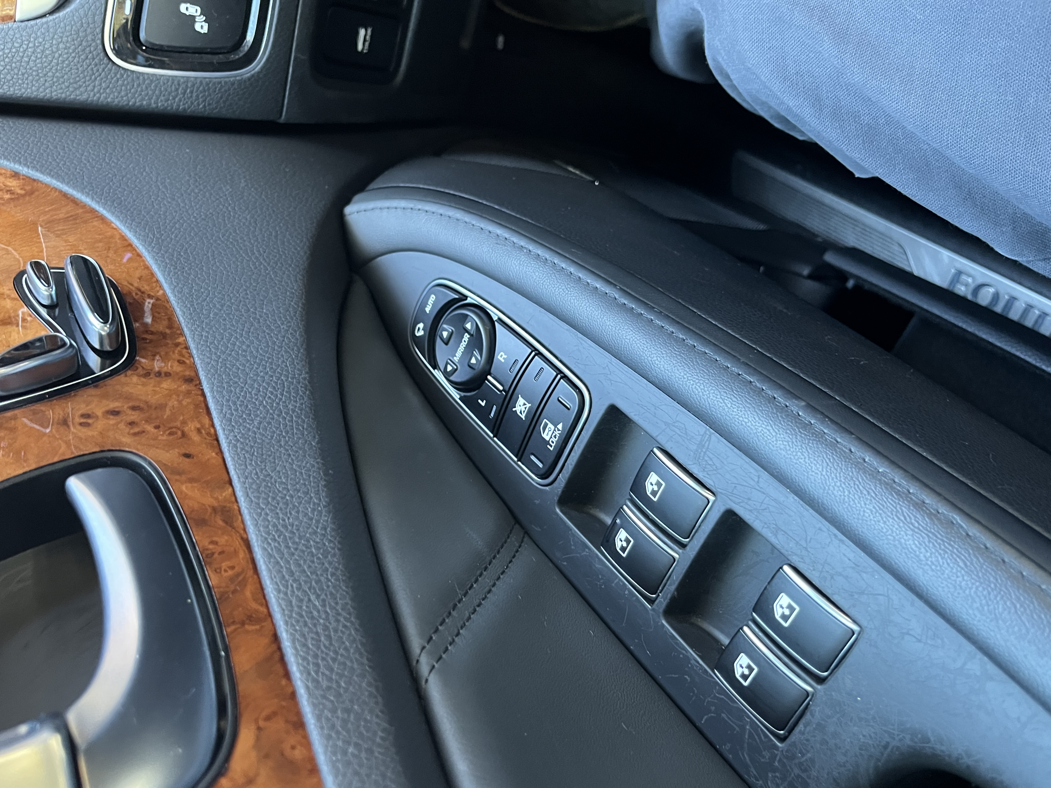 Used 2014 Hyundai Equus Signature RWD image 18
