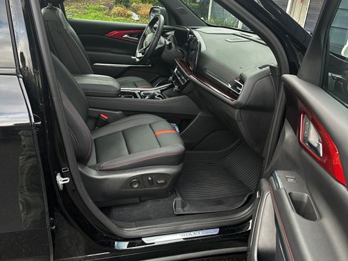 Used 2024 Chevrolet Traverse RS image 11