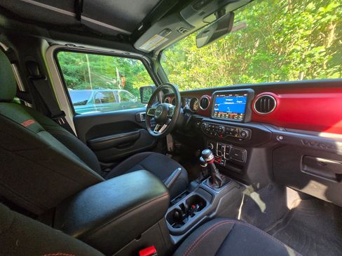 Used 2023 Jeep Wrangler Unlimited Rubicon w/ Cold Weather Group AWD/4WD image 16