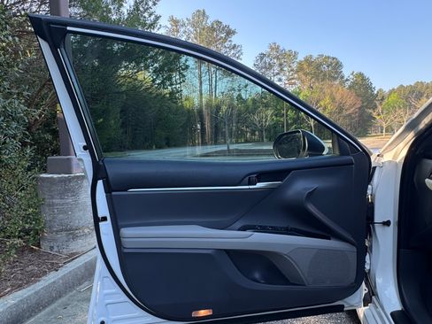 Used 2018 Toyota Camry SE w/ Moonroof Package image 16