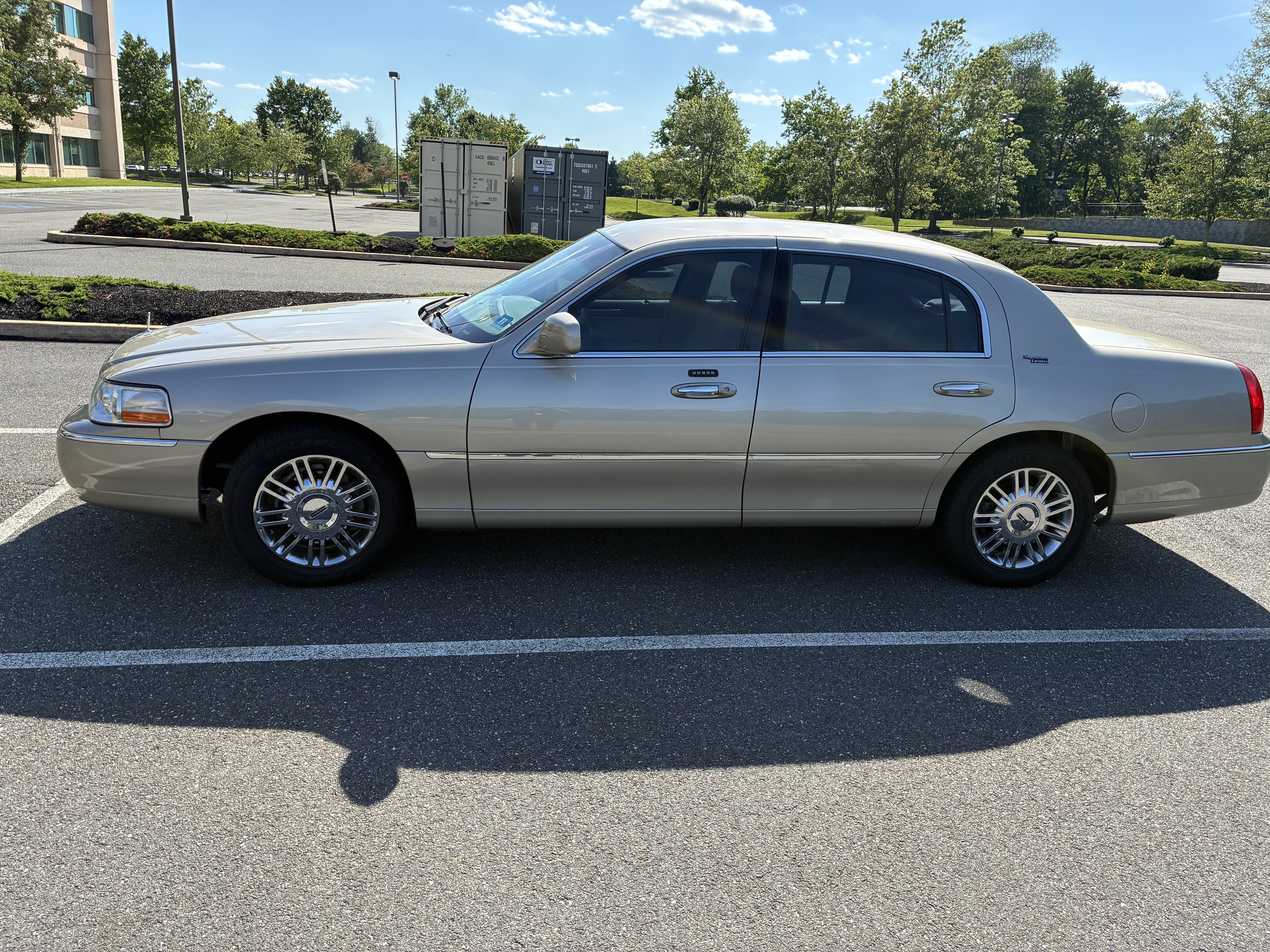 Used 2009 Lincoln Town Car Signature Limited RWD image 19