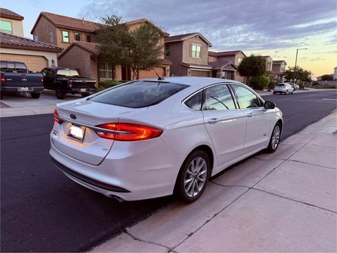 Used 2017 Ford Fusion Energi SE image 4