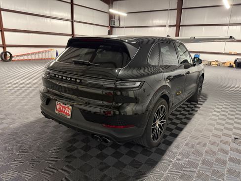 Used 2025 Porsche Cayenne AWD/4WD image 5