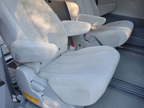 Used 2013 Toyota Sienna LE image 5